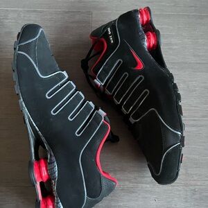 Nike Men's Shox NZ Black and Red size 15